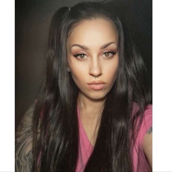 Meet your Posher, Christy🩷 - Picture 1 of 1